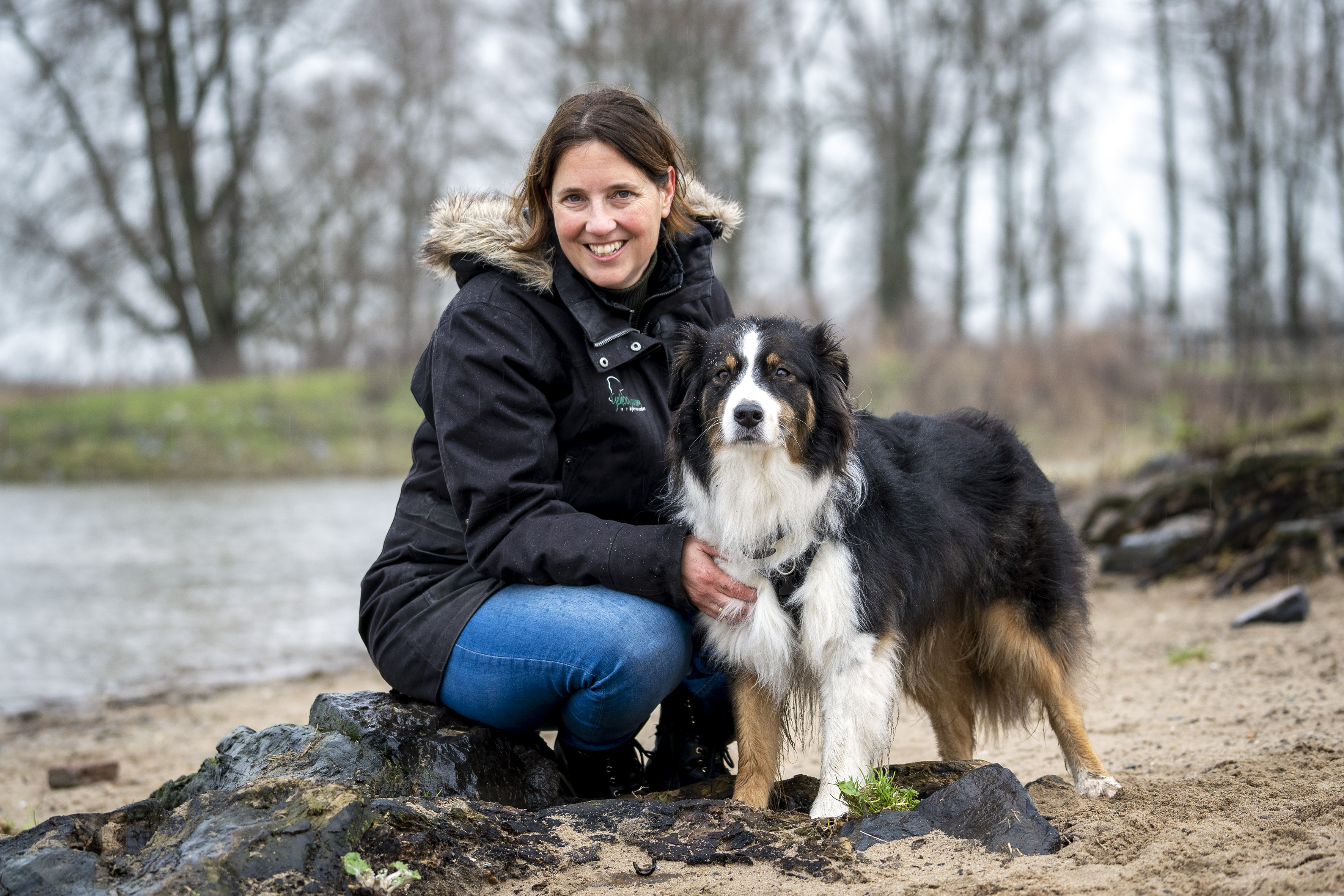 Foto van inge met haar hond aan het water